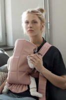 Little Pea BabyBjorn Μάρσιπος Mini Cotton Dusty Pink_lifestyle